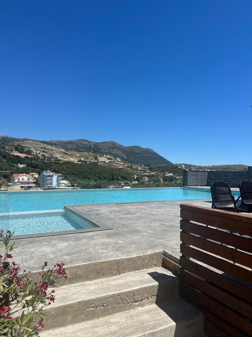 Royal 1967 Bed and Breakfast Himare Exteriör bild