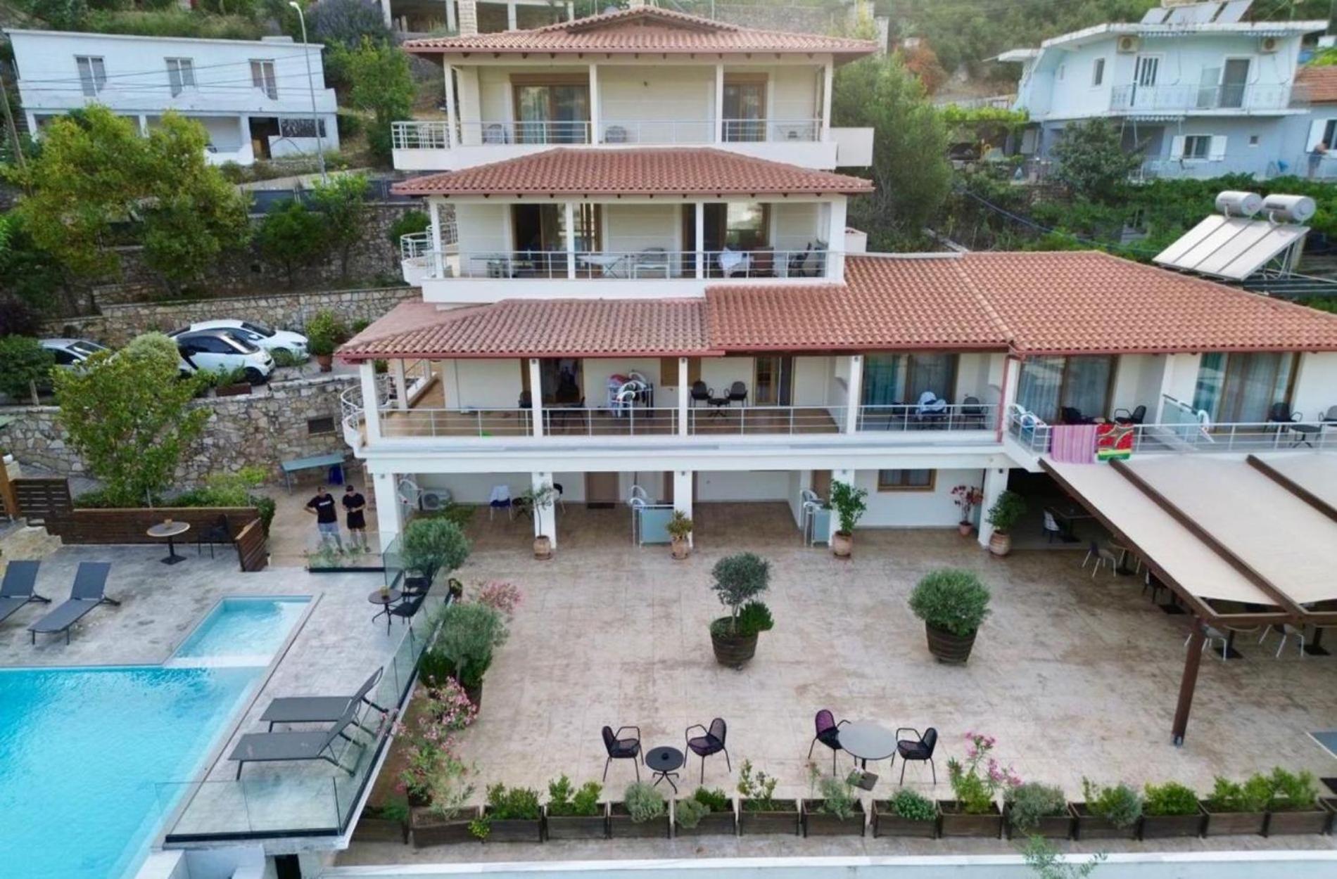 Royal 1967 Bed and Breakfast Himare Exteriör bild