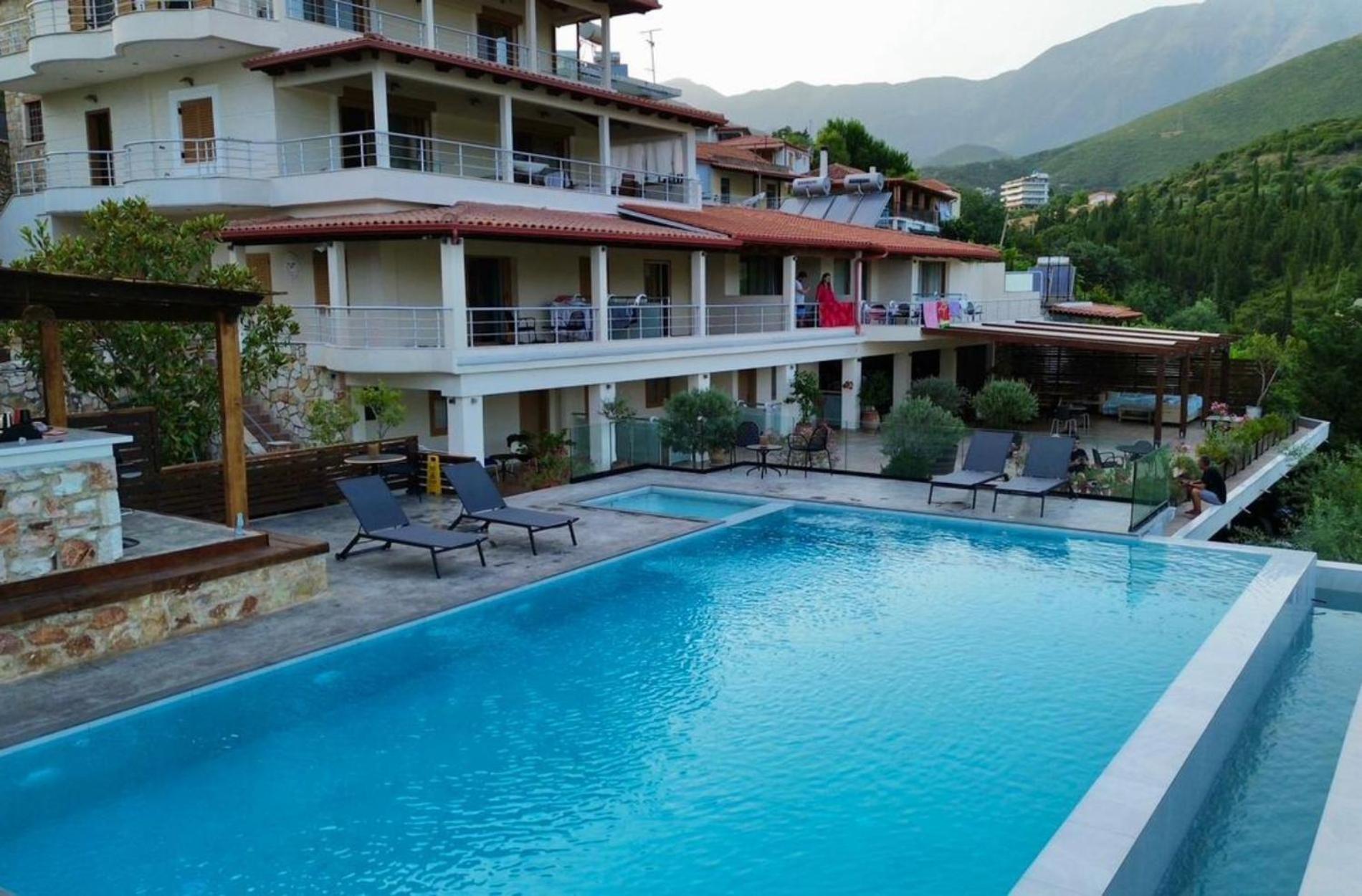 Royal 1967 Bed and Breakfast Himare Exteriör bild